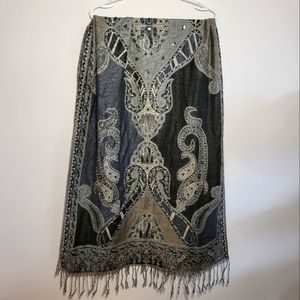 Pashmina with sequin details / like new.